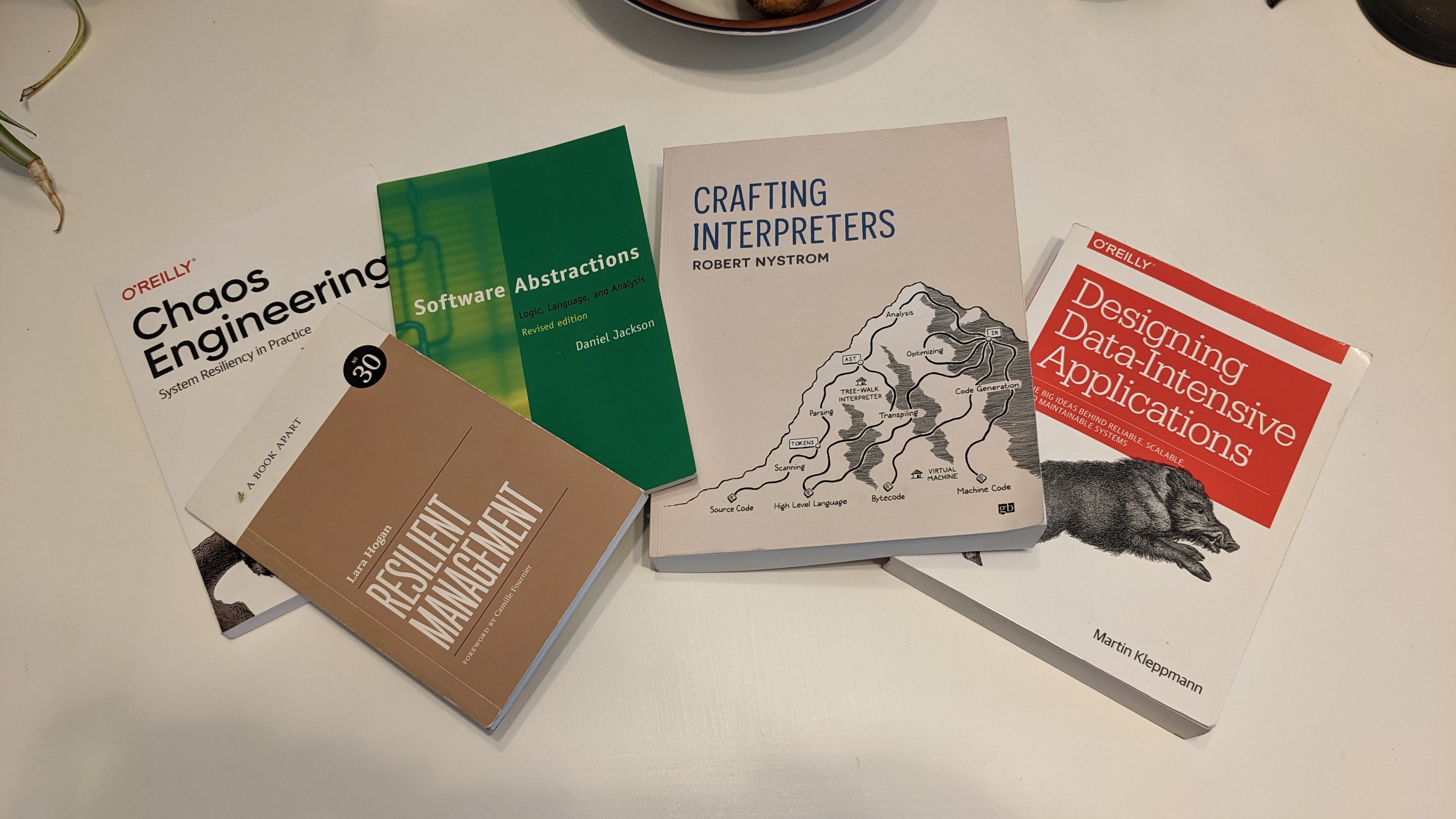 Les cinqs livres: Chaos Engineering System Resiliency in Practice, Resilient Management, Crafting Interpreters, Software Abstractions, Designing Data-Intensive Applications